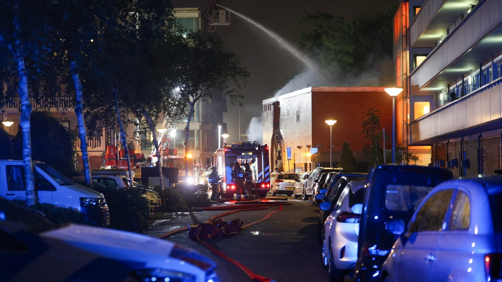 Explosie en brand bij flatgebouw Amsterdam, vrees 