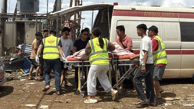 Foto: Wijk weggevaagd bij explosie Myanmar, zoektocht naar slachtoffers gaat door