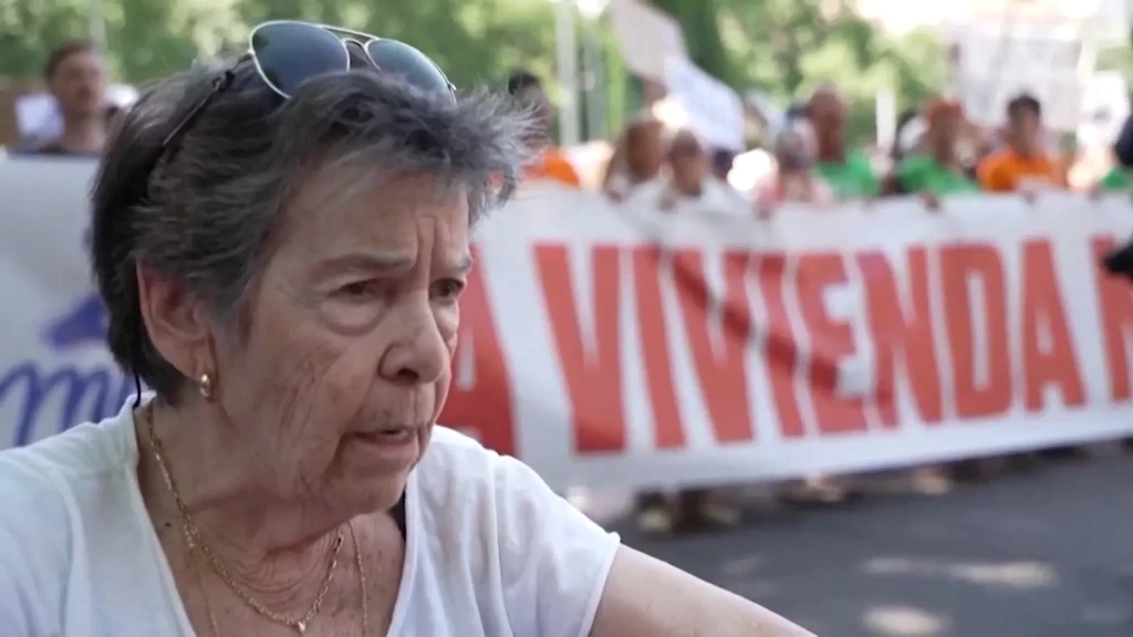 Foto: Na dagenlange protesten in Spanje mag vrouw (87) toch in woning blijven