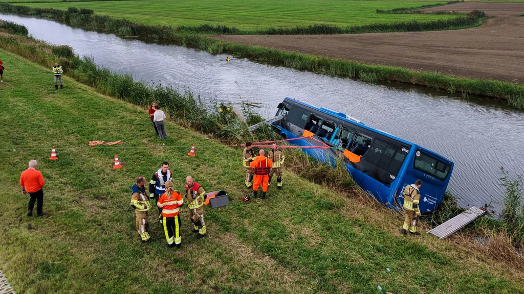 Lijnbus belandt in sloot na ongeluk met motorrijder