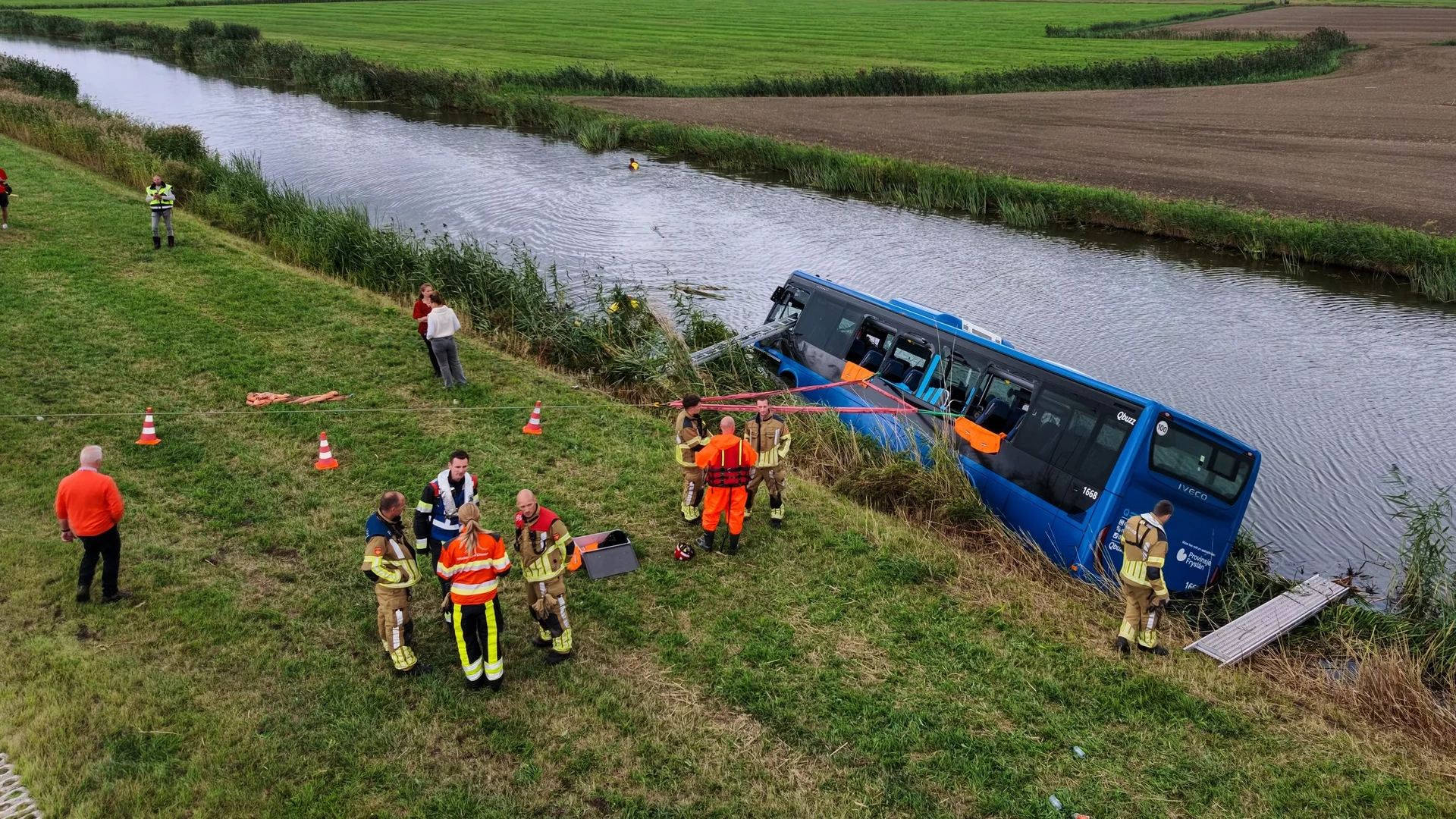 Motorrijder overleden na botsing met lijnbus in Friesland
