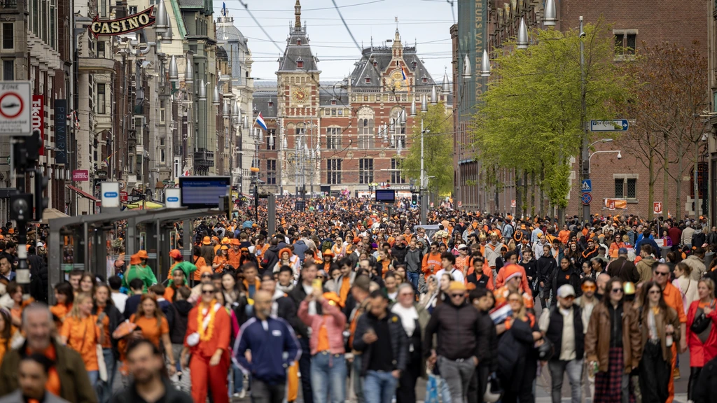 Grote steden tevreden over ‘rustigere’ Koningsdag, wel veel rommel