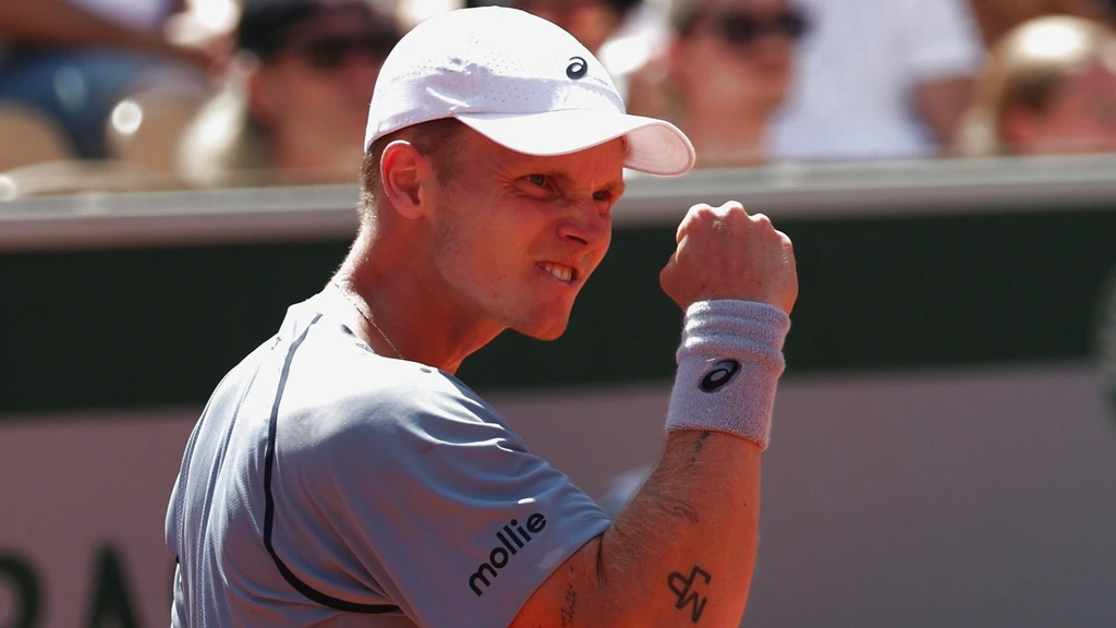 Jesper de Jong Upsets Stan Wawrinka at Roland Garros