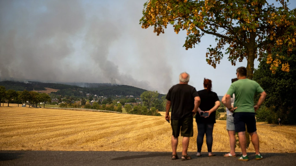 Grote natuurbrand nadert geëvacueerd dorp Gey in Duitsland