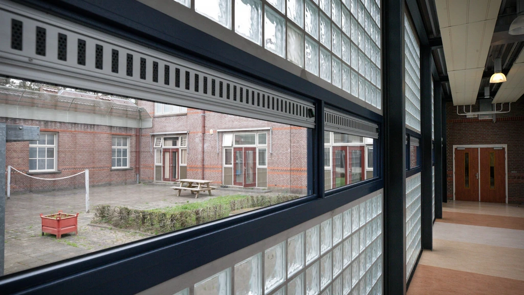 Foto: Jeugdgevangenissen steeds verder onder druk, inspecties manen kabinet tot actie