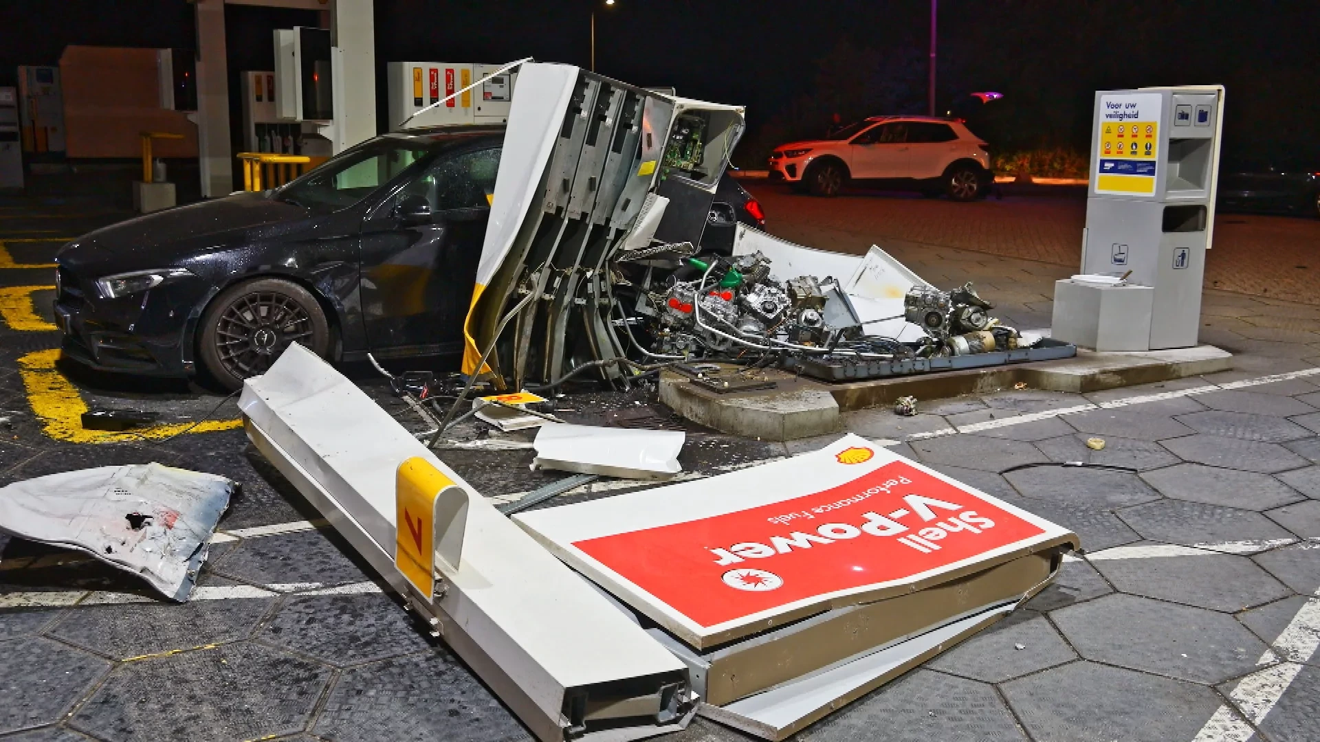 Dronken automobilist ramt tankstation langs A58 bij Etten-Leur, veel schade