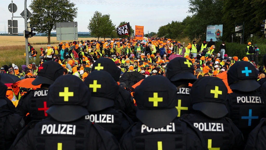 Grote betogingen tegen partijdag AfD in Erfurt, politie grijpt in