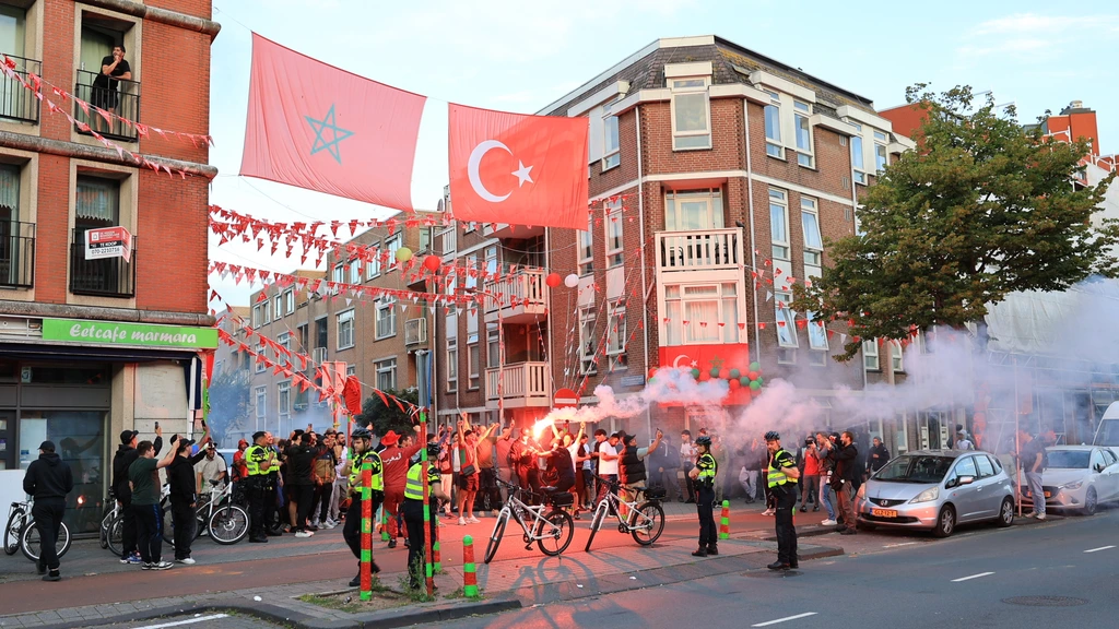 Foto: Treurende Oranjefans en uitgelaten Marokko-supporters, ME ingezet in Den Haag