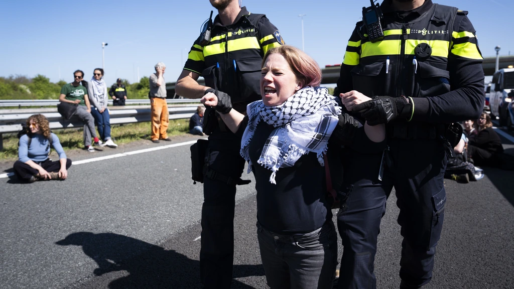 Klimaatprotest blokkeert A12 bij Utrecht: 400 arrestanten, zes bestuurders vast