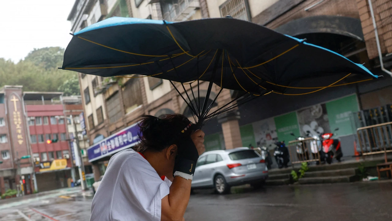 Dode en honderden gewonden door zware orkaan Champi bij Taiwan Dode en honderden gewonden door zware orkaan Champi bij Taiwan