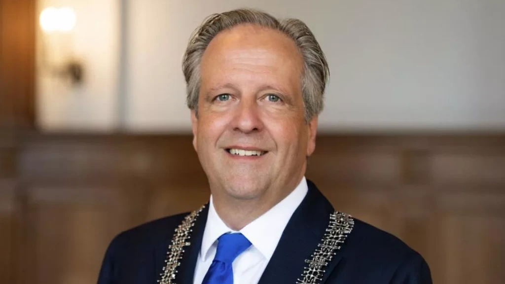Delftse burgemeester raadt aan samen te fietsen na aanvallen op vrouwen
