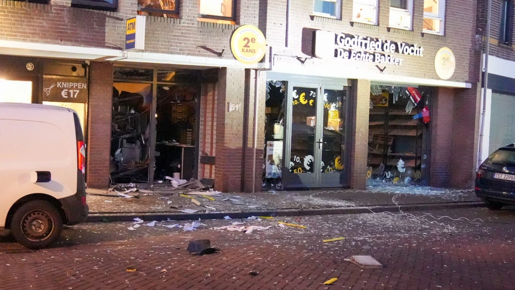 Foto: Veel schade na plofkraak geldautomaat in Helmond
