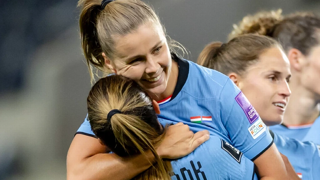 Oranjevrouwen stap dichter bij WK na verpletterende zege op zwak Hongarije (0-8)