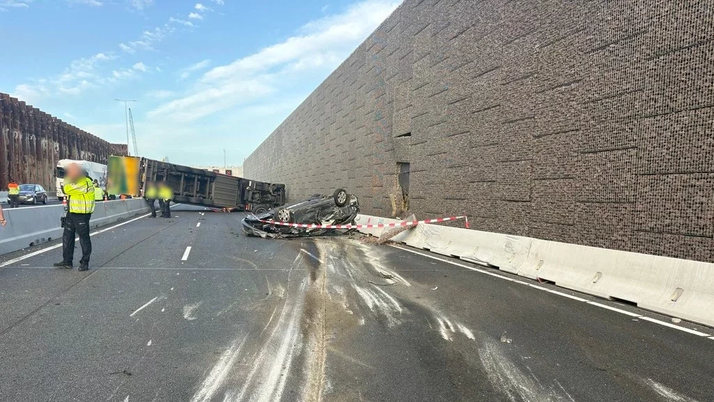 Foto: Gekantelde vrachtwagen dwars op A9 na botsing met auto, weg voorlopig dicht