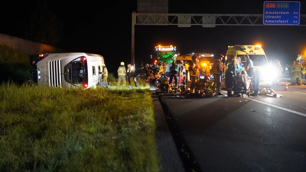 Touringcar raakt van A28 bij Wezep na aanrijding met bestelbus, meerdere gewonden Touringcar raakt van A28 bij Wezep na aanrijding met bestelbus, meerdere gewonden