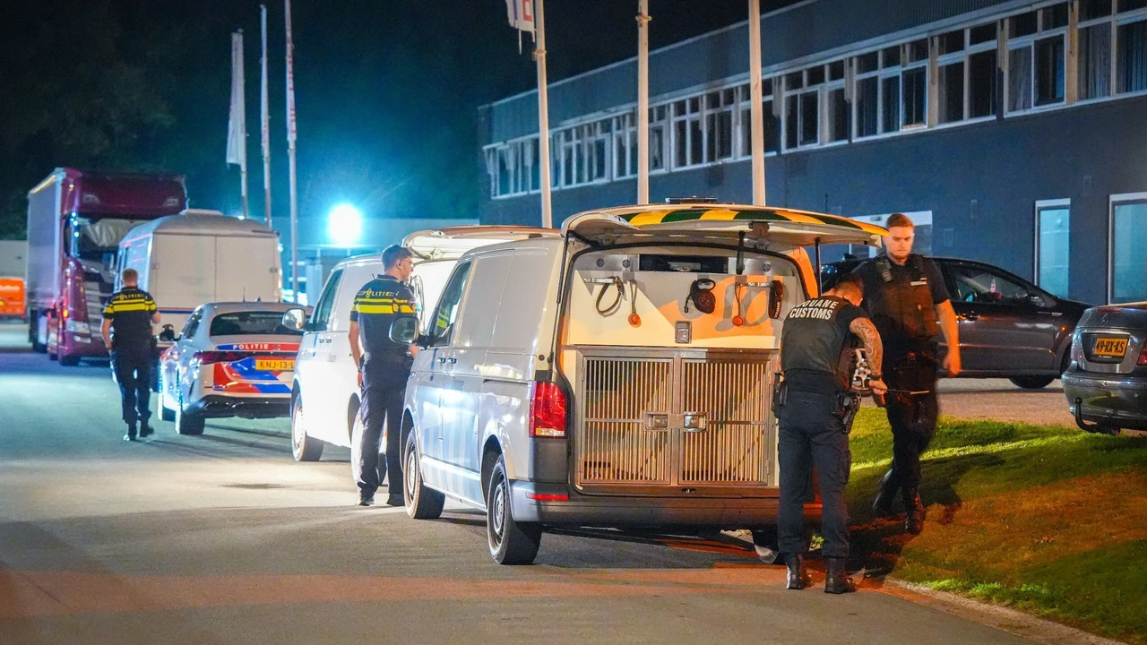 Politieactie bij distributiecentrum van drogisterijketen in Peize Politieactie bij distributiecentrum van drogisterijketen in Peize
