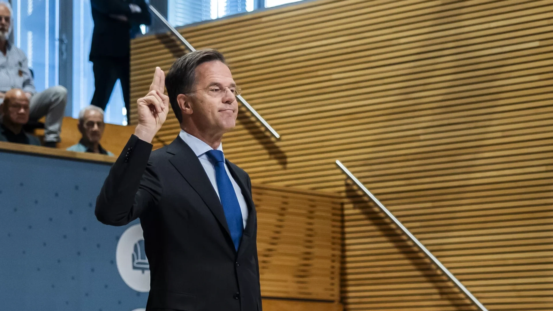'Derde schoolsluiting was onafwendbaar' • Rutte geïrriteerd over openbaar maken appjes van collega's