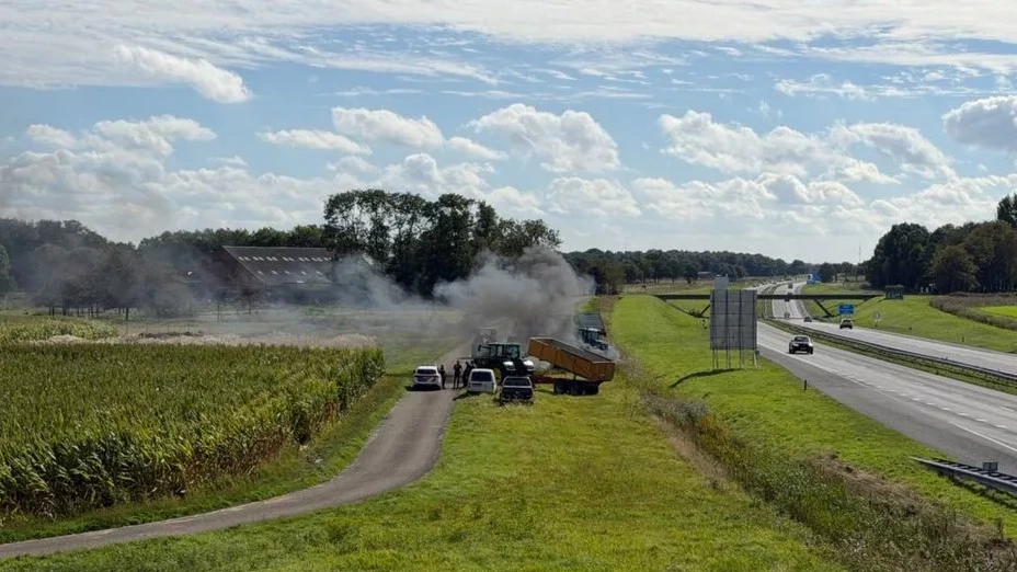 Boerenacties vanwege Prinsjesdag: hooi in brand langs verschillende wegen