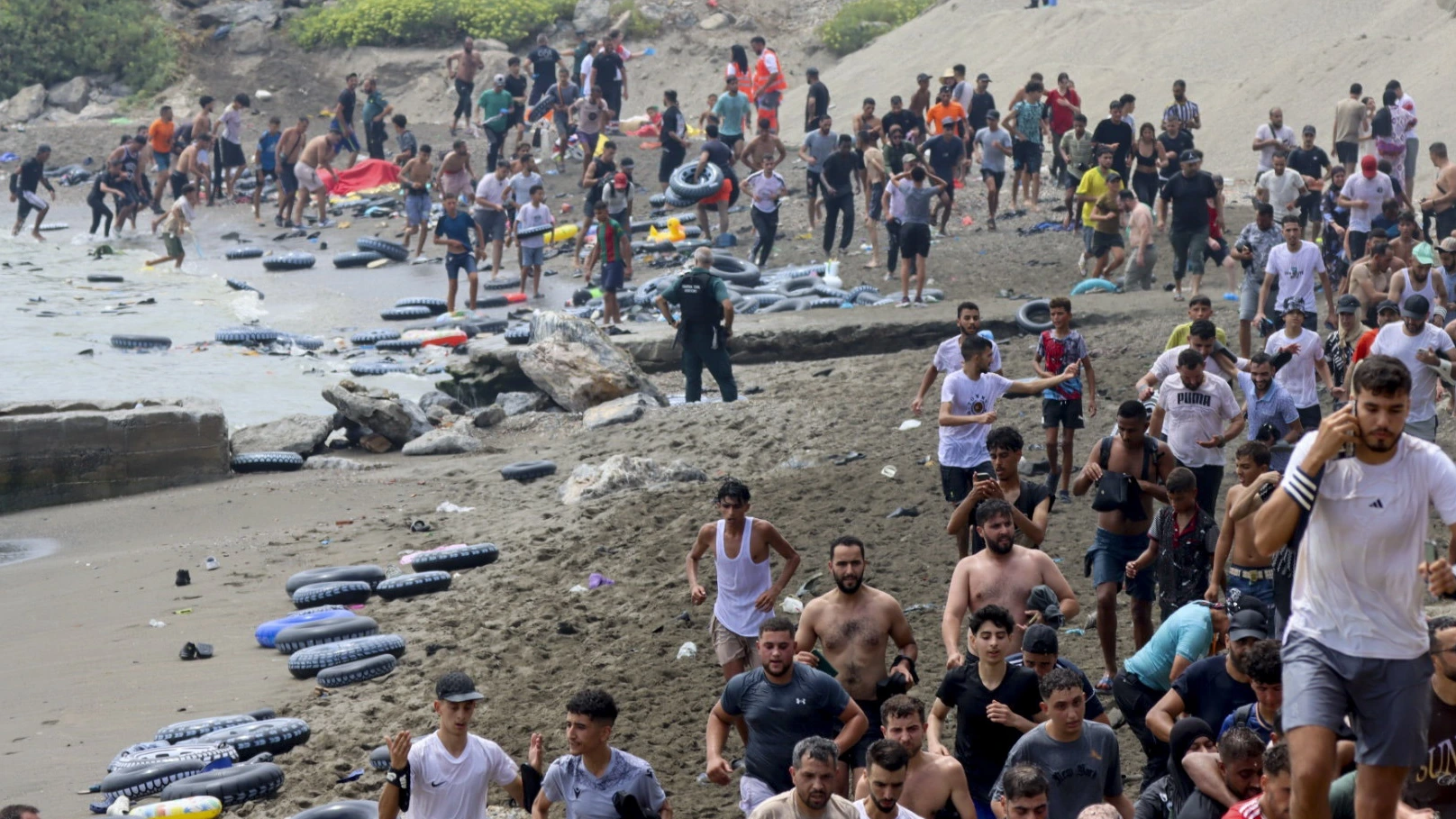 Doden bij massale oversteek naar Spaanse exclave Ceuta: 'Complete chaos'