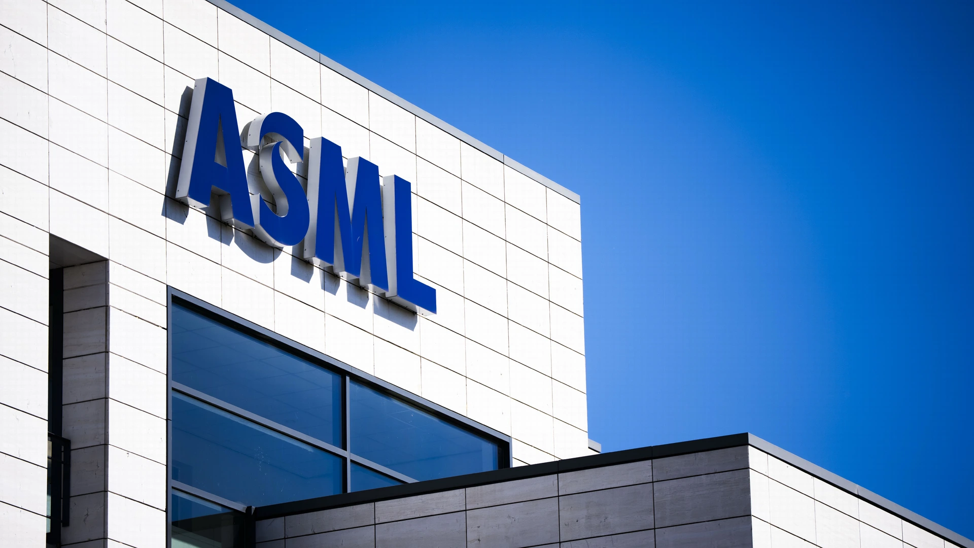 ASML overtreft verwachtingen, maar nieuwe Amerikaanse wet hangt dreigend boven de markt 
