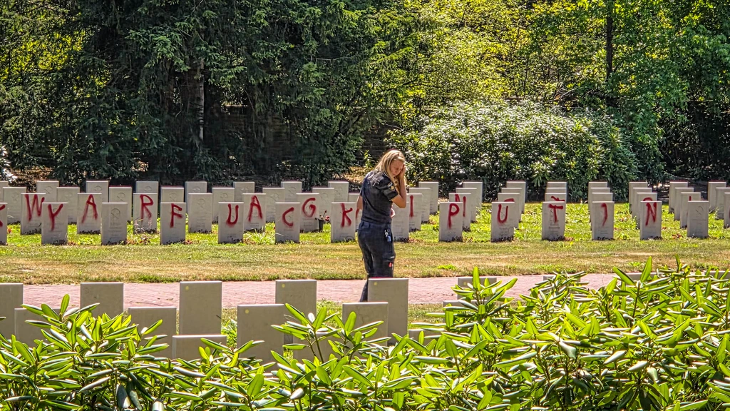 Foto: Graven op Sovjet Ereveld in Leusden beklad 