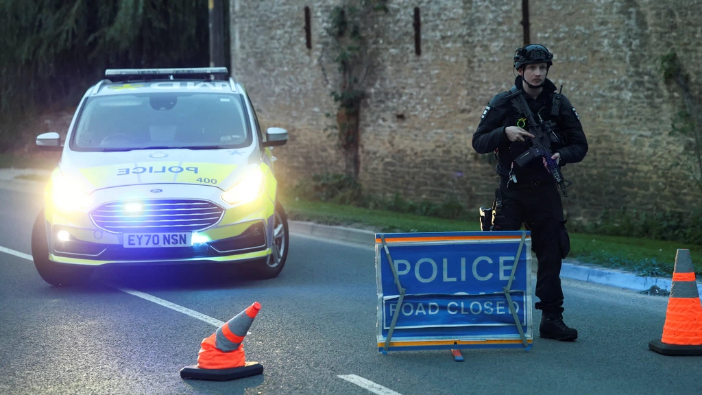 Foto: Groot alarm en arrestaties bij Britse luchtmachtbasis, mogelijk explosieven in auto's