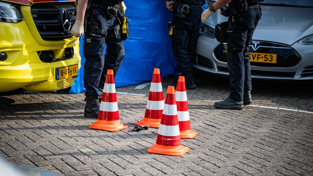 Foto: Politie schiet man neer in Rotterdam na bedreiging met vuurwapen