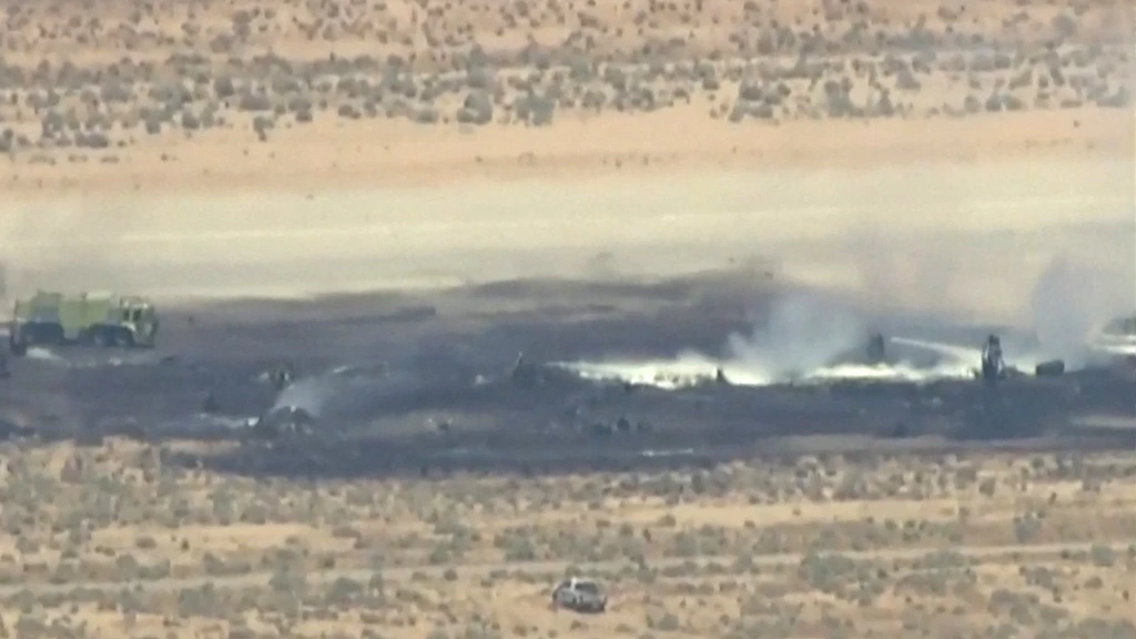 Foto: Acht doden bij crash B-52-bommenwerper in Californië