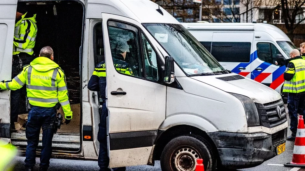Foto: Ruim 200 boetes bij controle van bezorgers, fatbikes en e-steps in Rotterdam