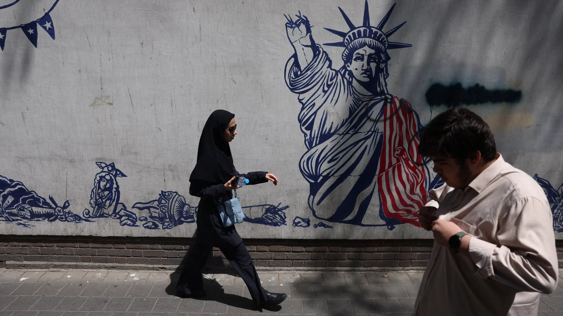 Aanvallen, sancties, onderhandelen, repeat: is er een uitweg uit oorlog Iran?