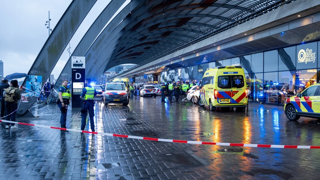 Vier gewonden, onder wie een verdachte, na steekpartij Amsterdam Centraal Vier gewonden, onder wie een verdachte, na steekpartij Amsterdam Centraal