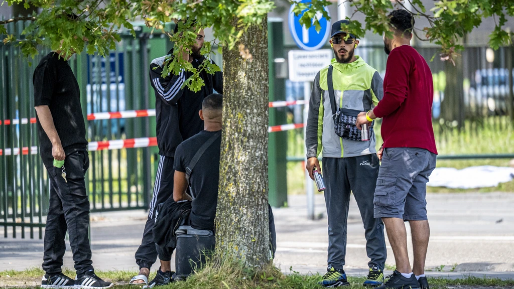 Foto: Arrestatie na vechtpartij bij aanmeldcentrum Ter Apel