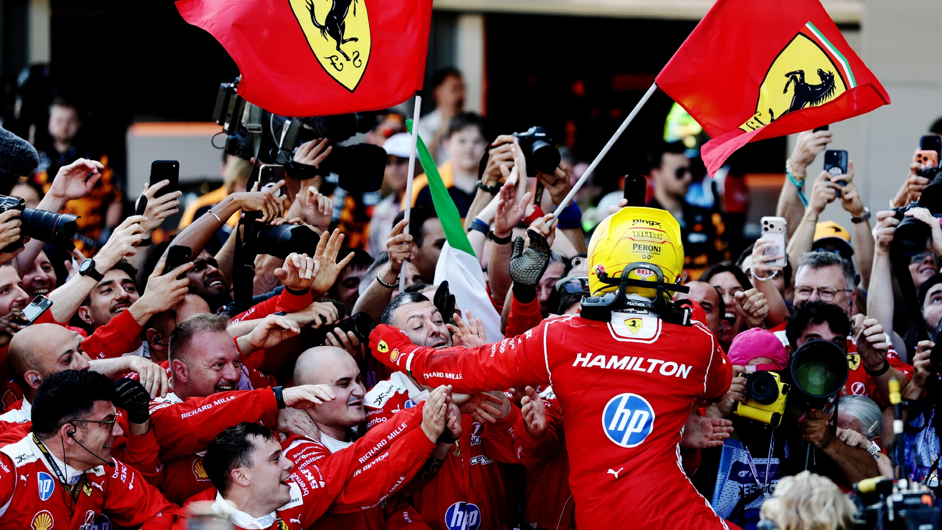 Hamilton wint voor het eerst in een Ferrari, Antonelli valt uit, Verstappen vierde
