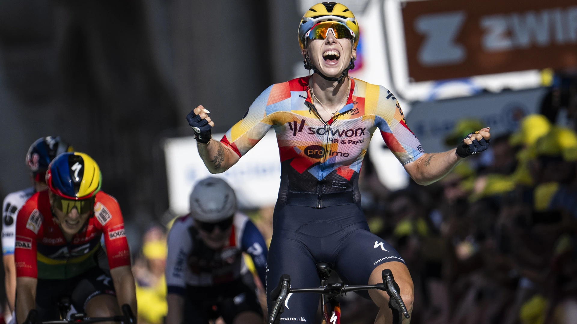 Wiebes wint eerste etappe en pakt gele trui in Tour de France Femmes