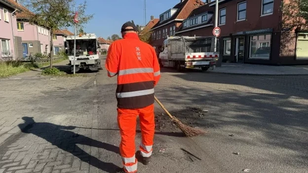 Na rellen zijn straten Amsterdamse Floradorp weer schoon, discussie vreugdevuur blijft Na rellen zijn straten Amsterdamse Floradorp weer schoon, discussie vreugdevuur blijft