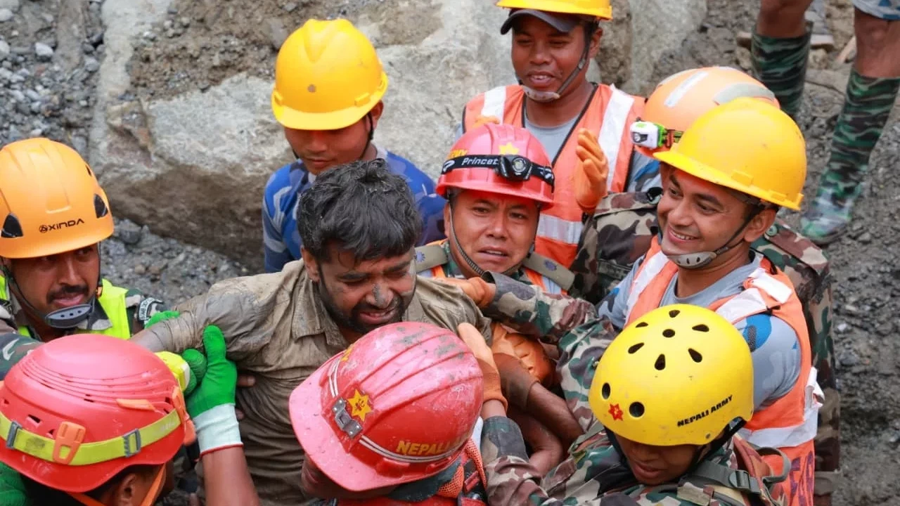 Twee mannen in Nepal gered uit tunnel, mogelijk meer mensen nog in leven
