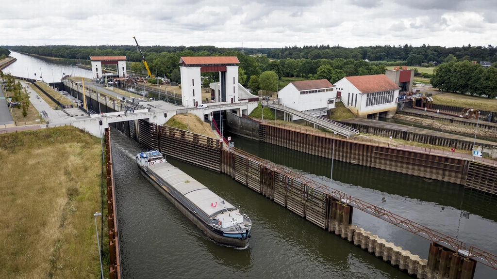 Foto: Twentekanaal gaat deels weer open voor de scheepvaart