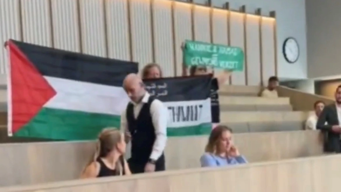 Viertal raadszaal Amsterdam uit gezet na tonen vaandel over Hannie Schaft en Hamas Viertal raadszaal Amsterdam uit gezet na tonen vaandel over Hannie Schaft en Hamas