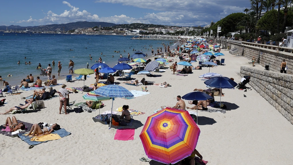 Foto: Veel zwemmers in de problemen op Franse stranden, twee doden