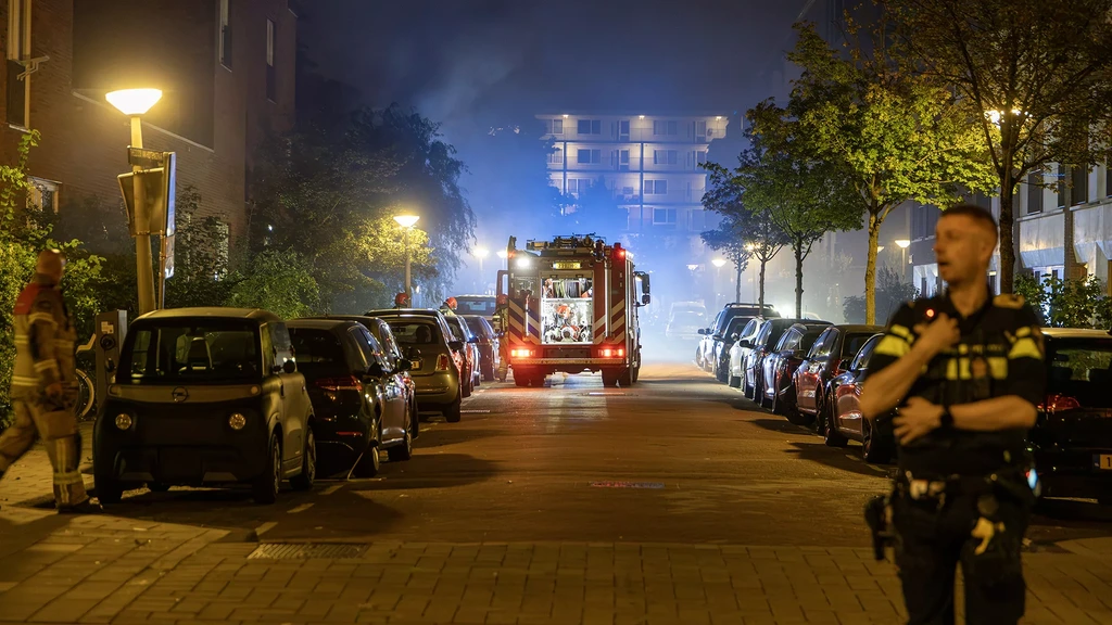 Foto: Grote brand in parkeergarage in Amsterdam Nieuw-West, zeker 55 woningen ontruimd 