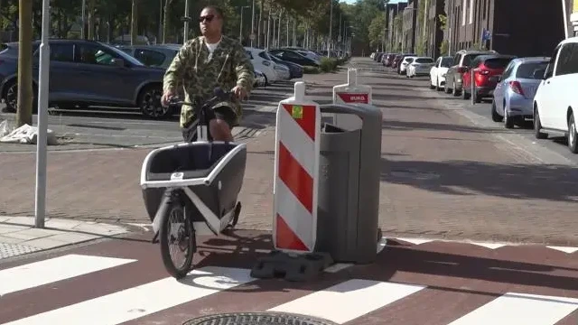 Foto: Amsterdam plaatst prullenbak midden op zebrapad: 'Een giller'