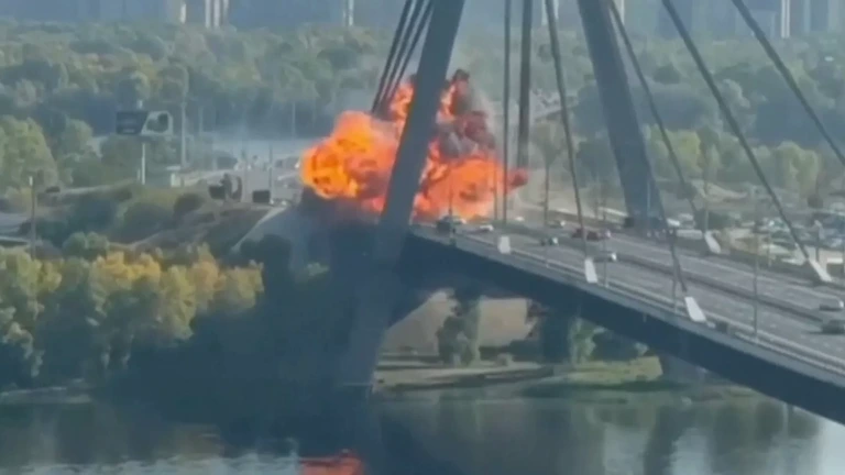 Russische drone ontploft op Noordbrug in Kyiv
