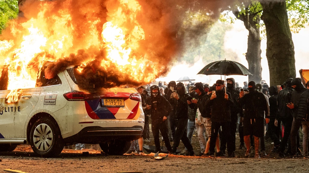 Rellen Rellen Drie verdachten van rellen in Den Haag hebben zich gemeld bij de politie