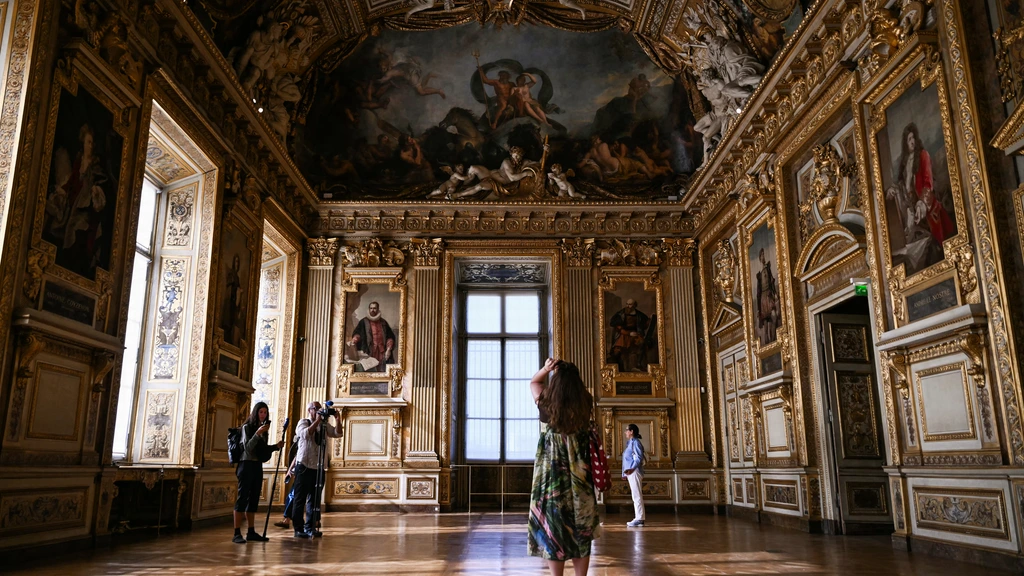 Foto: Apollo-galerij Louvre weer open voor publiek, kroonjuwelen schitteren door afwezigheid