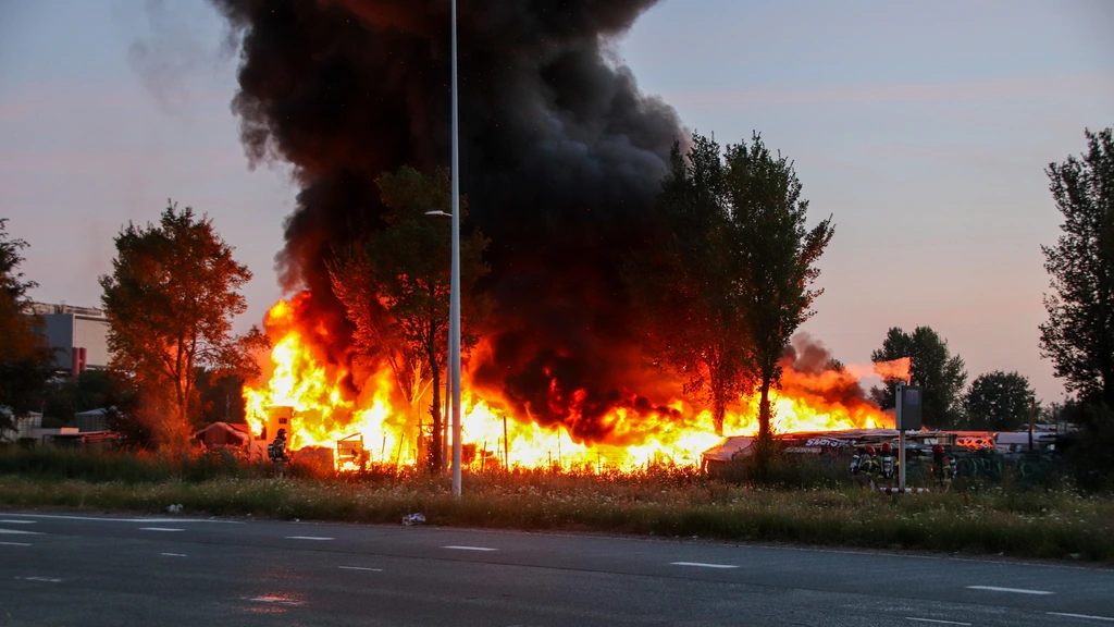 Foto: Caravans uitgebrand op afgelegen terrein Amsterdam, bewoners in veiligheid