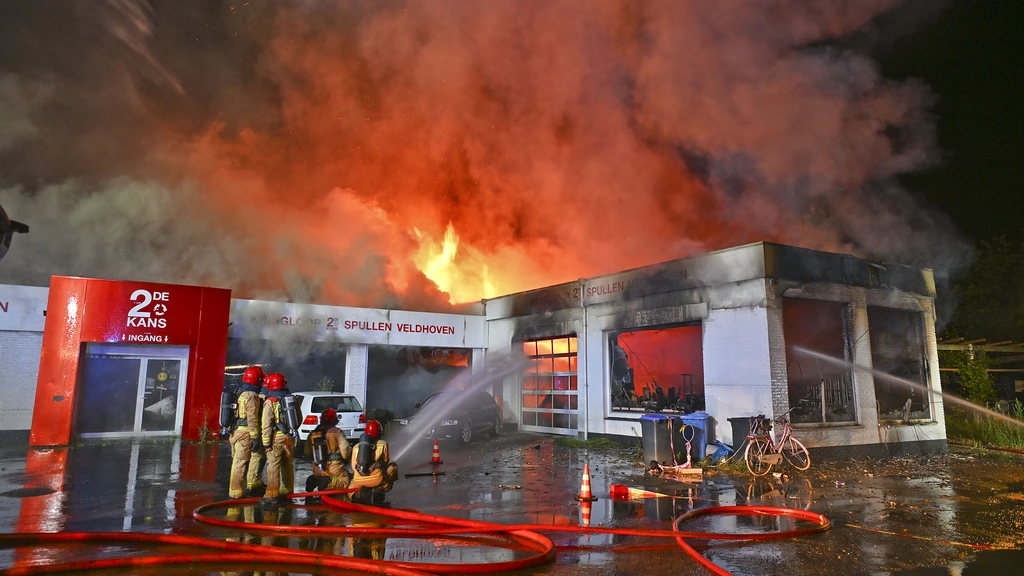 Grote brand in kringloopwinkel in Veldhoven onder controle