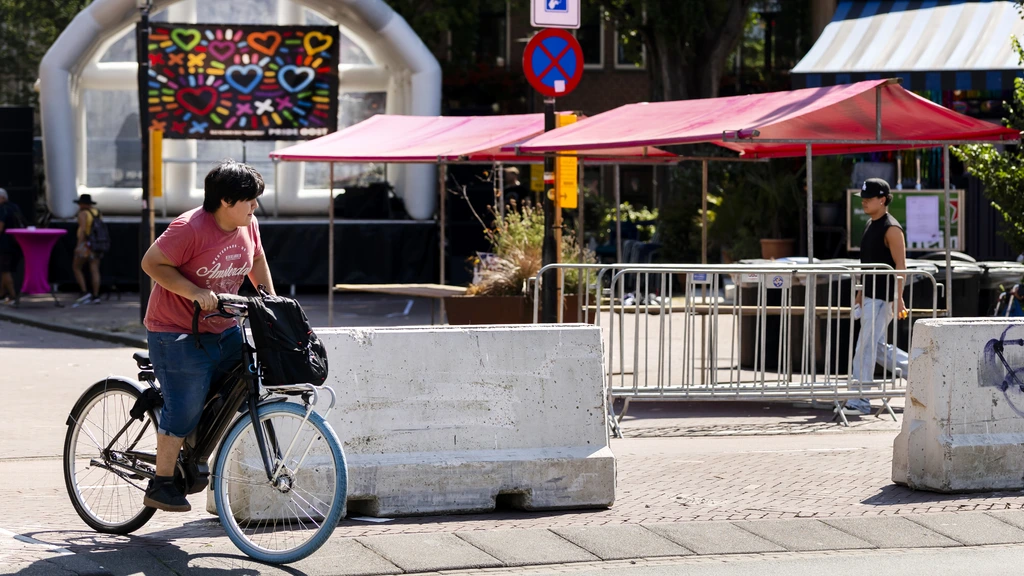 Amsterdam plaatst betonblokken voor viering Pride in stadsdeel Oost