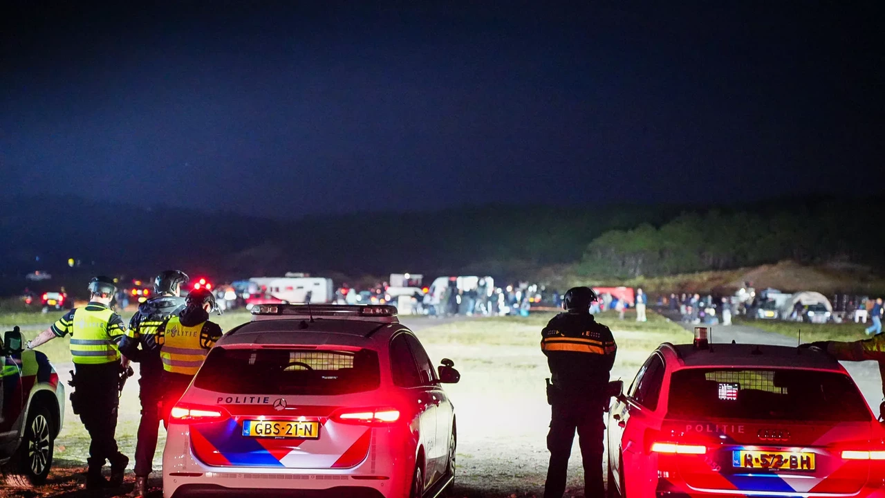600 feestgangers op illegaal housefeest in de duinen, politie grijpt in 600 feestgangers op illegaal housefeest in de duinen, politie grijpt in