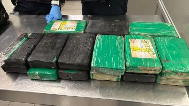 Foto: Douane op Schiphol vindt 18 kilo cocaïne bij bemanningslid vliegtuig