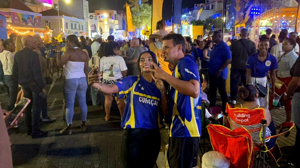 Foto: Curaçao kleurt blauw voor historisch WK-avontuur: 'Even geen bomboshi en bringamentu'